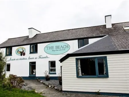 The Beach, Days Bar and B&B Отели в г. Claddaghduff