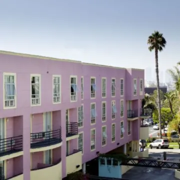 Ramada Plaza by Wyndham West Hollywood Hotel & Suites Отели рядом с достопримечательностью «Улица Сансет-стрип»