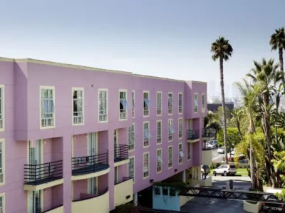 Ramada Plaza by Wyndham West Hollywood Hotel & Suites Отели в г. Западный Голливуд