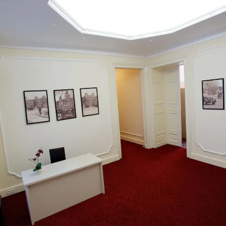 Andrassy Thai Hotel Отели рядом с достопримечательностью «Вархеги Кастл Хилл»