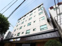 Hotel E Jen Các khách sạn gần M Natural History Institute