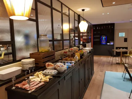 Kyriad Carcassonne - AÉROPORT Отели рядом с достопримечательностью «Castle Auzias»