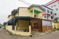 RedDoorz @ Jalan R Sukamto Palembang فنادق في Bukit Sangkal