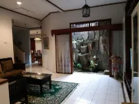 Mawar House 8 (3Br) Hotels in Sidorejo