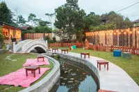Villa Rone  - Spanish Garden Vibe in Puncak Hotell i Desa Tugu Selatan