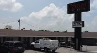 Stone Inn Motel فنادق في Gentry