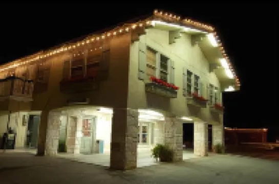 Sunday House Inn and Suites Hotels in Fredericksburg