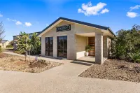 Quality Suites DOlive Hotels in Williams Landing