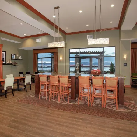 Hampton Inn & Suites Astoria