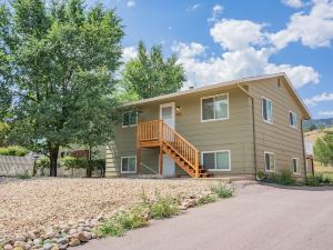 2Br Aptmt Parks Private Deck, Mountain Views!