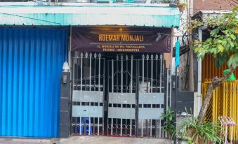 RedDoorz Near Tugu Yogyakarta 2