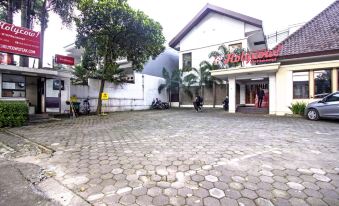 Residences by RedDoorz near Rumah Mode