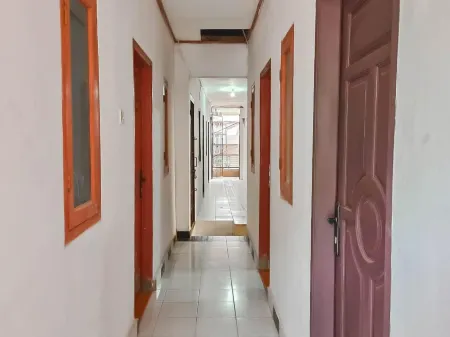 Penginapan Rio Anakku Syariah Banjaran Mitra RedDoorz Отели в г. Katapang