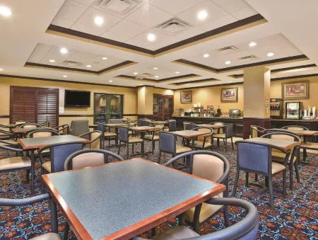 La Quinta Inn & Suites by Wyndham Mt. Laurel - Philadelphia Отели рядом с достопримечательностью «Фунплекс»