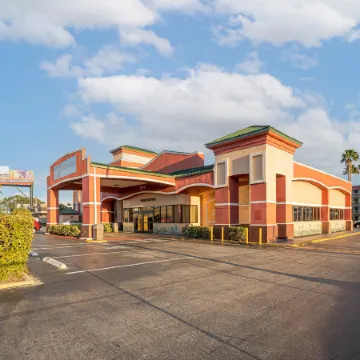 Baymont by Wyndham Orlando North Millenia Отели рядом с достопримечательностью «Парк Лейк Эола»