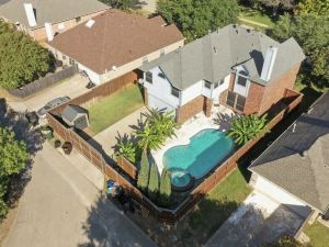 Private House in Plano with Pool