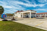 Motel 6 San Marcos, TX - North فنادق في Martindale