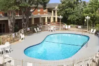 Days Inn by Wyndham Lawton - Pools