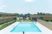 Days Inn by Wyndham Washington - Pools