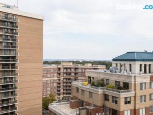 Amazing 2 Bedrooms Condo at Ballston with Gym