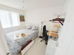 Double Room, Full Kitchen, Smart TV, Shared Bathroom in 3-Bed Home