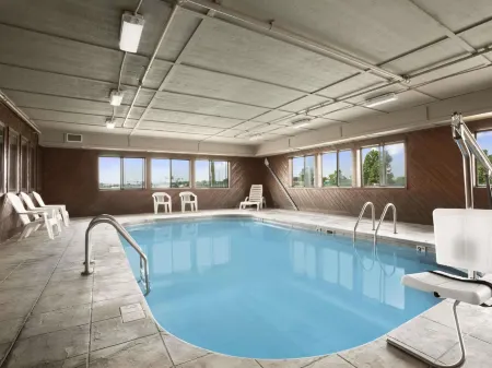 Super 8 by Wyndham Cameron