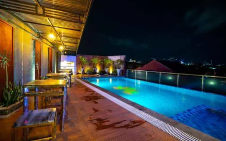 Hotel Ahava Отели рядом с достопримечательностью «Statue of Prince Diponegoro»