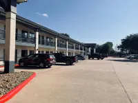 Days Inn by Wyndham Dickinson TX - parking