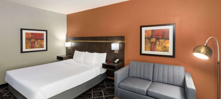 La Quinta Inn & Suites by Wyndham Olathe オレイサのホテル