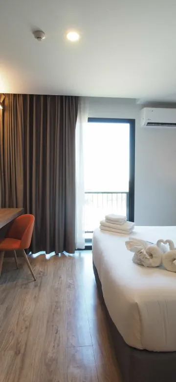 ห้องดีลักซ์ เตียงใหญ่ 1 เตียง