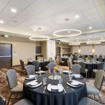 Best Western Plus Executive Residency Fillmore Inn Отели рядом с достопримечательностью «Парк Монумент Вэлли»
