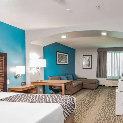 La Quinta Inn & Suites by Wyndham Tomball Hotels near Waller ISD Football Stadium