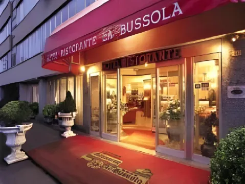 Hotel la Bussola Отели рядом с достопримечательностью «Stadio Cameri»