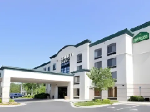 La Quinta Inn & Suites by Wyndham Raleigh Downtown North ローリーのホテル