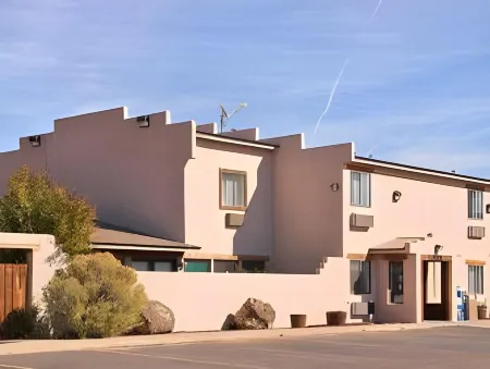 Super 8 by Wyndham Taos Отели рядом с достопримечательностью «San Francisco de Asis Church»