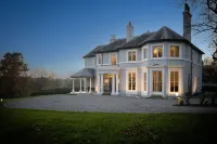 Huntsland House Hotels in Copthorne