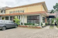 RedDoorz near Exit Toll Kalijati Subang Hotel dekat Kolam Renang Tirta Cihaur Angsana