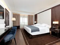 Claridge Madrid Hotels near Moratalaz