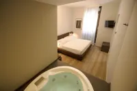 Palazzo Bellocchi - Suites & Apartments Hotels in Pedagne