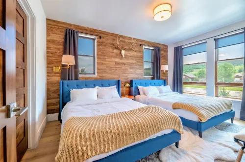 Luxury Mountain Winter Getaway w Picturesque Views