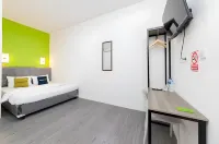 Urbanview Don Juan Pondok Gede by RedDoorz Hotel a Pondok Melati