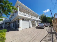 Sandy Bay Paradise Retreat - 7 Bedrooms Các khách sạn gần NAYGAMOUT BMX PARK