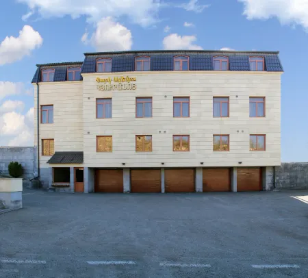 Park Avenue Hotel Отели в г. Гарни