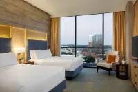 Holiday Inn & Suites Nashville Downtown - Broadway Hotels near Chet Atkins Statue