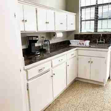 Mjs on the Savannah- Spacious 2-Bed Directly Across from the Savannah Rooms