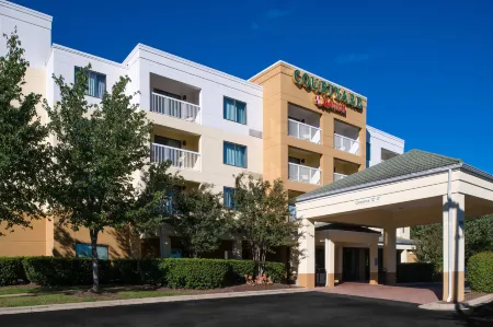 Courtyard by Marriott Charlotte Gastonia Отели рядом с достопримечательностью «Kure CBD & Vape»