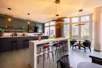 Holiday Inn - the niu, BLADE SOLINGEN by IHG - bar