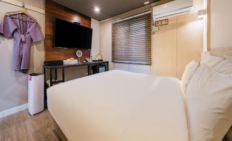 3. 더히트호텔..