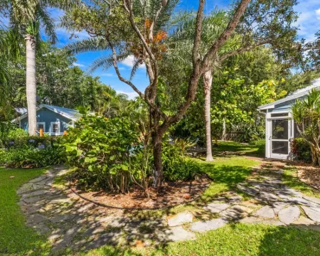 Tropical Resort Style Retreat w/ Pool House 4BR, 3 Bath Hotels in Port Salerno