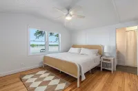 Esther House - Beautiful, Newly Renovated Lakehouse on Paw Paw Lake